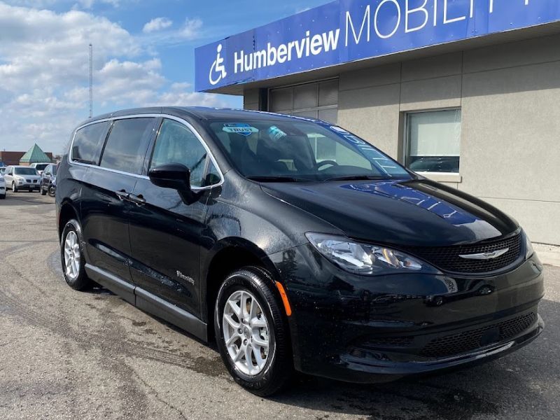 2023 Chrysler Pacifica with Braun Power Side-Entry